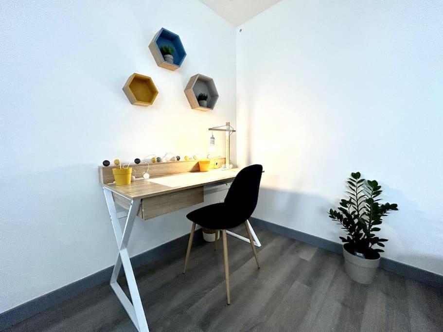 Cote Cour - Appartement En Plein Centre-Ville & Proche Des Thermes Рошвор Екстериор снимка