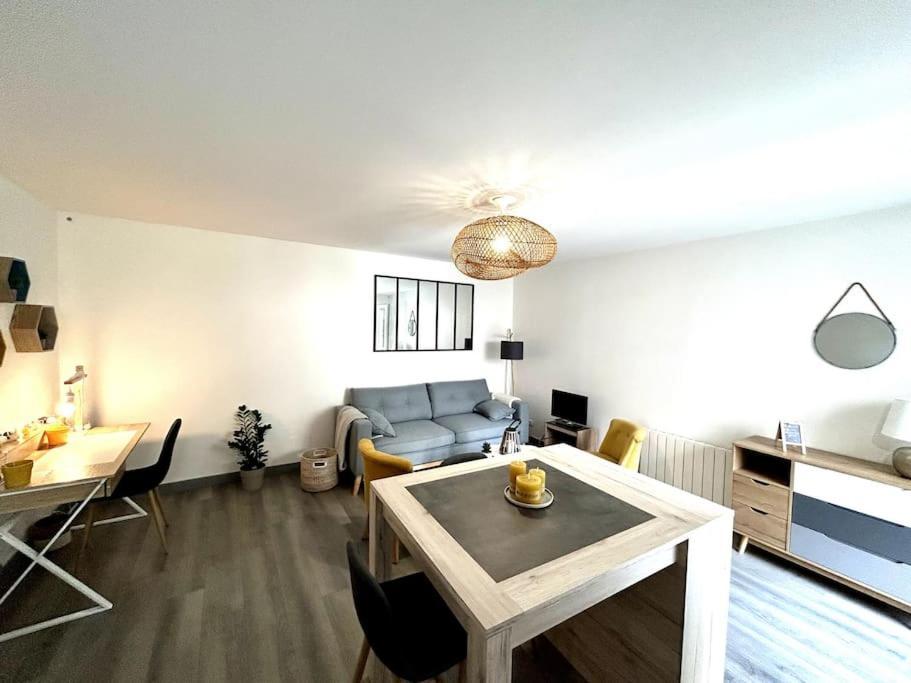 Cote Cour - Appartement En Plein Centre-Ville & Proche Des Thermes Рошвор Екстериор снимка